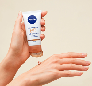 NIVEA 24H FEUCHTIGKEITSCREME ​​BB 5IN1 FÜR TAG DUNKEL 50ML