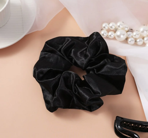 Sister Young Lilu Satin-Haarband Scrunchie Black