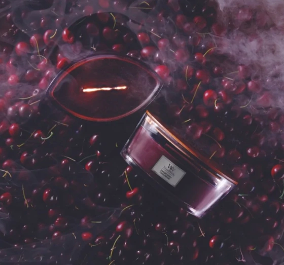 Kliknij na zdjęcie, aby je powiększyć Woodwick Elipse Jar Candle Duftkerze Phantom Cherry 453,6 g