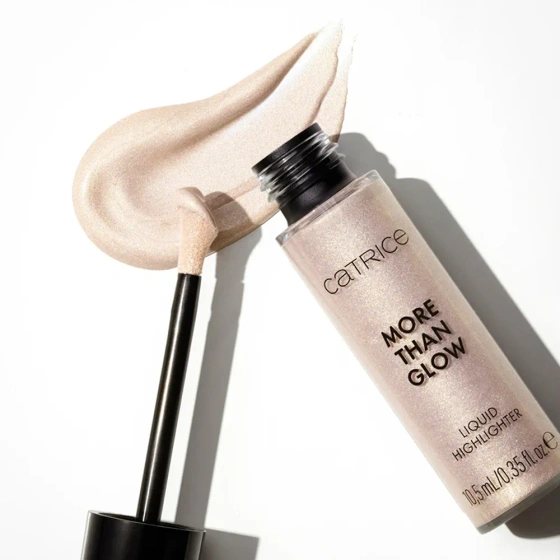 Kliknij na zdjęcie, aby je powiększyć Catrice More Than Glow Flüssighighlighter 010 Pearl Glaze 10,5 ml