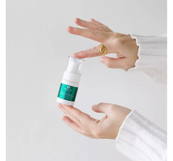 Kliknij na zdjęcie, aby je powiększyć BasicLab Esteticus Punktuelles Serum gegen mikroinflammatorische Hautveränderungen für Tag und Nacht 15 ml