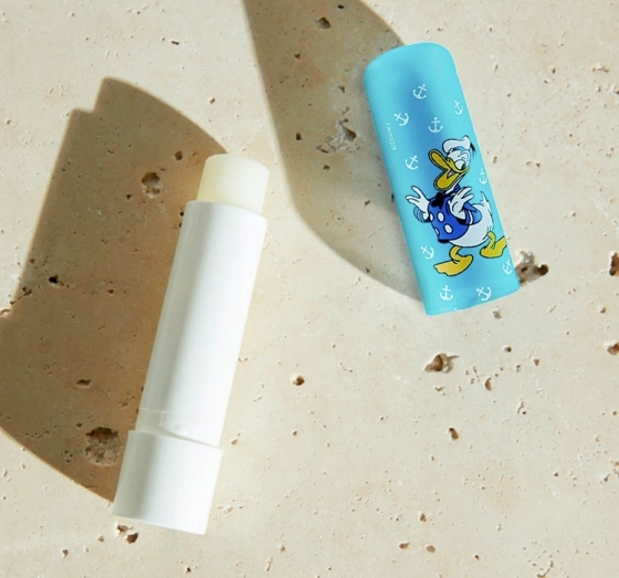 Kliknij na zdjęcie, aby je powiększyć NIVEA Disney Mickey and Friends Schutzlippenstift Hydro Splash LSF 15 4,8 g