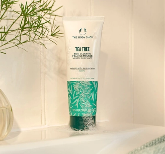Kliknij na zdjęcie, aby je powiększyć THE BODY SHOP TEA TREE GESICHTREINIGUNGSSCHAUM 125ML