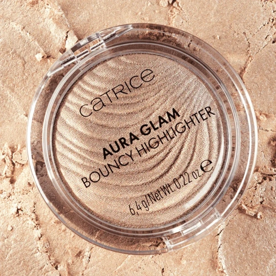Kliknij na zdjęcie, aby je powiększyć Catrice Aura Glam Bouncy Highlighter – ein Gesichtshighlighter mit elastischer und geschmeidiger Textur, 010 Moonlit Sand, 6,4 g