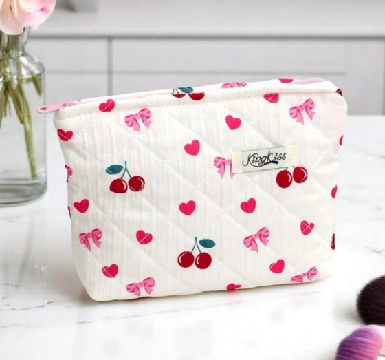 eCarla – gesteppte Kosmetiktasche mit einem Fach, mit Herz- und Kirschmotiv KS151