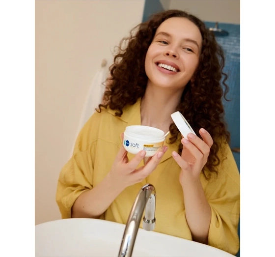 Kliknij na zdjęcie, aby je powiększyć NIVEA Soft Daily UV SPF15 intensiv feuchtigkeitsspendende Creme 200ml