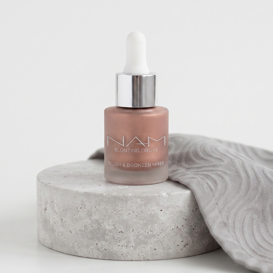 Kliknij na zdjęcie, aby je powiększyć NAM Blonzing Drops – aufhellender flüssiger Bronzer-Rouge 03 15 ml