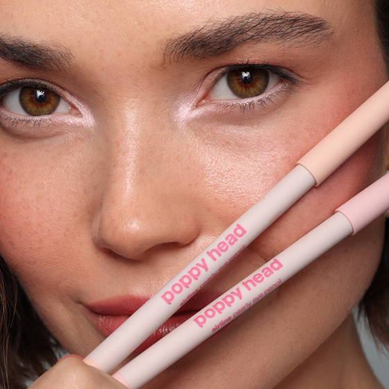 Kliknij na zdjęcie, aby je powiększyć Poppy Head Pearly Eye Pencil Airline – perlfarbener automatischer Augenstift 01 Roseway 0,5 g
