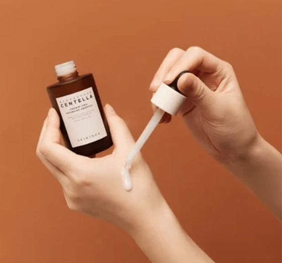 Kliknij na zdjęcie, aby je powiększyć SKIN1004 Madagascar Centella Probio-Cica Intensive Ampoule Regenerierendes Serum für Gesicht 50 ml