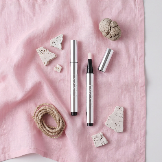 Kliknij na zdjęcie, aby je powiększyć NAM Underlight Luminous Concealer – aufhellender Concealer für die Augenpartie 01 Pearly Rose 3,2 g