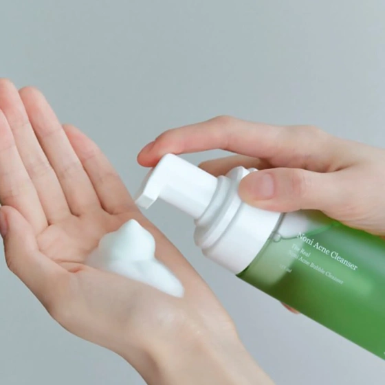 Kliknij na zdjęcie, aby je powiększyć Celimax The Real Noni Acne Bubble Cleanser Reinigender Gesichtsreinigungsschaum 155 ml