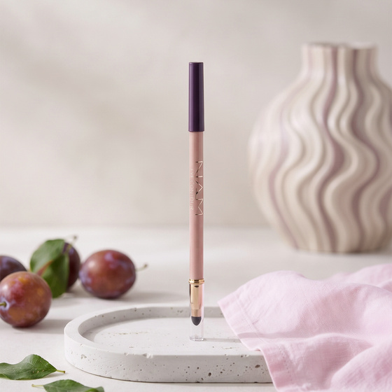 Kliknij na zdjęcie, aby je powiększyć NAM Eye Contour Augenstift mit Schwämmchen 6 Plum 0,8 g