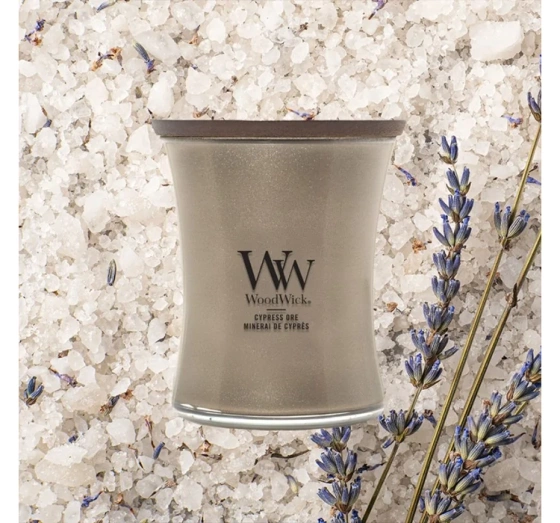 Kliknij na zdjęcie, aby je powiększyć Woodwick Medium Jar Candle Duftkerze Cypress Ore 275 g