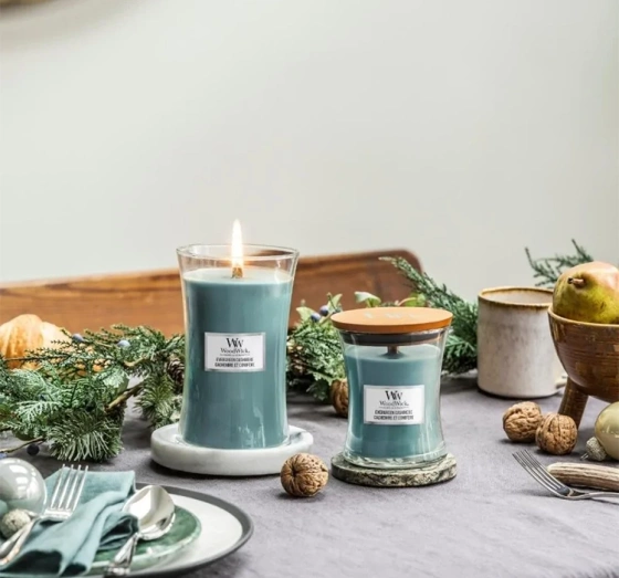 Kliknij na zdjęcie, aby je powiększyć Woodwick Medium Jar Candle Duftkerze Evergreen Cashmere 275 g