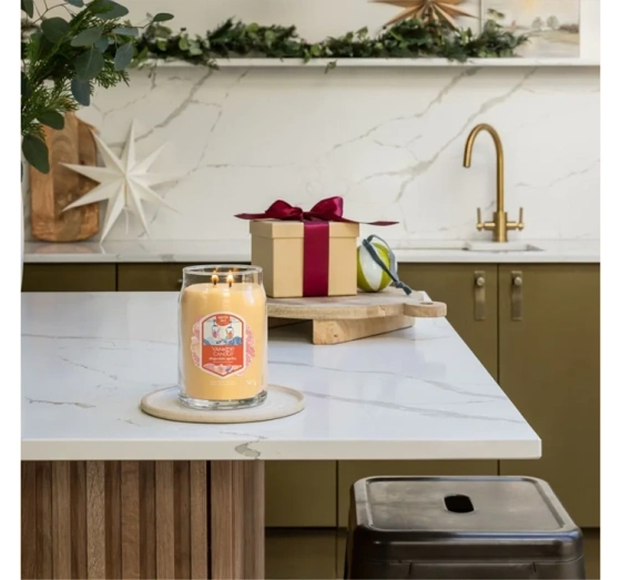 Kliknij na zdjęcie, aby je powiększyć Yankee Candle Signature Apres Ski Große Duftkerze Slopeside Spritz 567 g