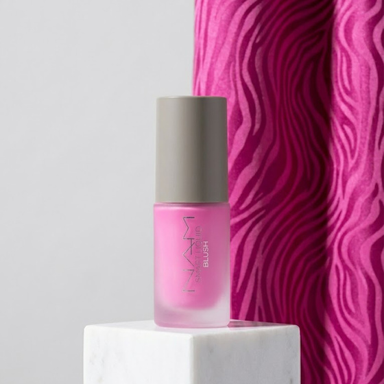 Kliknij na zdjęcie, aby je powiększyć NAM Smart Liquid Blush – flüssiges Rouge 03 Radiant Pink 19 ml