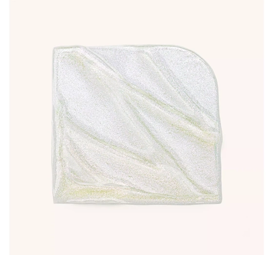 Kliknij na zdjęcie, aby je powiększyć CATRICE HOLO PLUMBER LIPGLOSS 050 BEAM ME AWAY 4ML