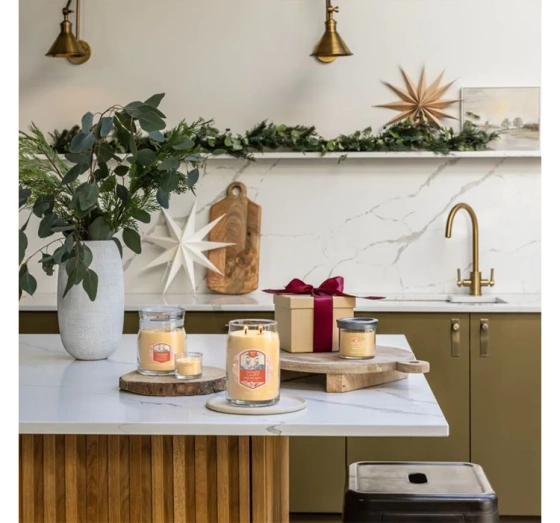 Kliknij na zdjęcie, aby je powiększyć Yankee Candle Signature Apres Ski Große Duftkerze Slopeside Spritz 567 g