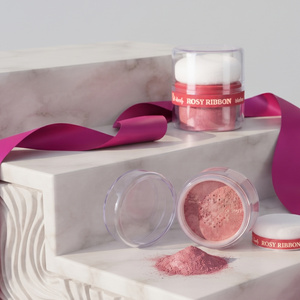 Lovely Rosy Ribbon Blusher – loser, aufhellender Rougepuder für das Gesicht mit integriertem Döschen, 2 g