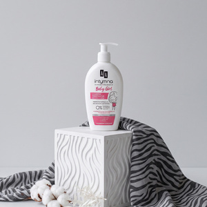 AA Intymna Baby Girl 0 % Intimhygiene-Emulsion ab dem 1. Lebensjahr, Spenderflasche 300 ml