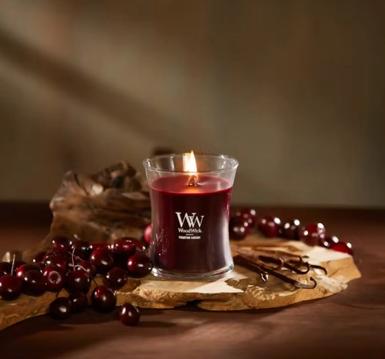 Kliknij na zdjęcie, aby je powiększyć Woodwick Medium Jar Candle Duftkerze Phantom Cherry 275 g