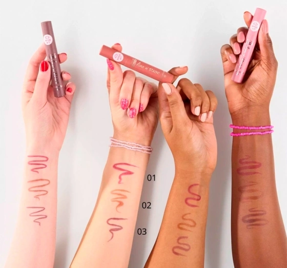 Kliknij na zdjęcie, aby je powiększyć Essence Line N'Stain Tattoo Flüssiger Lippenkonturenstift 01 Everyone's Nude-Pink 2,5 ml