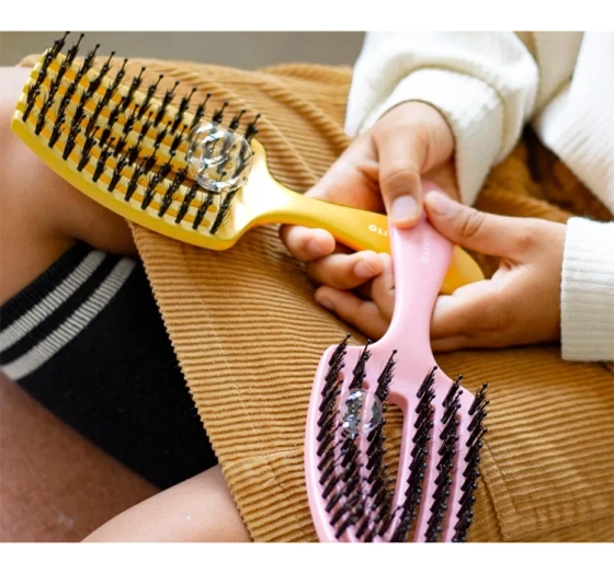 Kliknij na zdjęcie, aby je powiększyć OLIVIA GARDEN FINGERBRUSH CARE MINI KIDS HAARBÜRSTE YELLOW