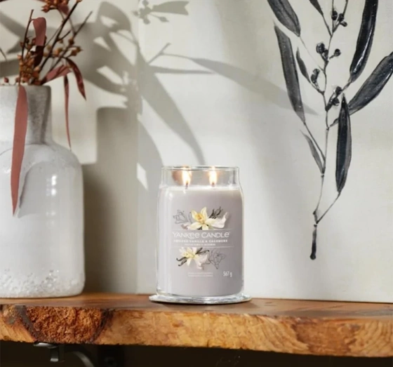 Kliknij na zdjęcie, aby je powiększyć Yankee Candle Signature – große Duftkerze „Smoked Vanilla & Cashmere“, 567 g