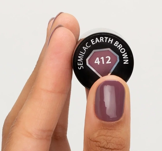 Kliknij na zdjęcie, aby je powiększyć SEMILAC INTO HER TENDERNESS HYBRIDLACK 412 EARTH BROWN 7ML