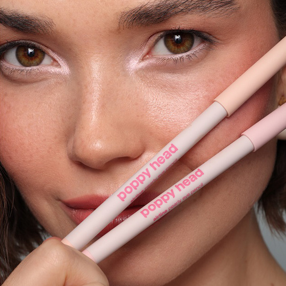 Kliknij na zdjęcie, aby je powiększyć Poppy Head Pearly Eye Pencil Airline – perlfarbener automatischer Augenstift 02 Lightstream 0,5 g