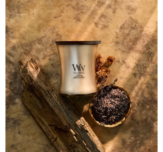 Kliknij na zdjęcie, aby je powiększyć Woodwick Medium Jar Candle Duftkerze Cypress Ore 275 g