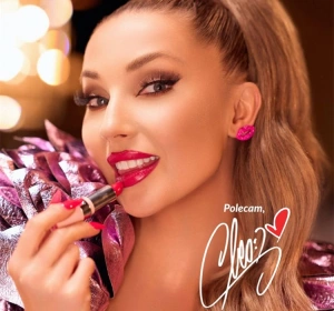 AVON HYDRAMATIC SHINE STRAHLENDER LIPPENSTIFT MIT HYALURONSÄURE CARMINE