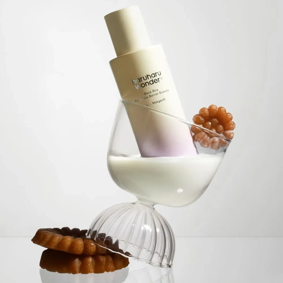Kliknij na zdjęcie, aby je powiększyć Haruharu Wonder Black Rice Probiotic Barrier Essence Beruhigende Essenz mit Probiotikum und Schwarzem-Reis-Extrakt 120 ml