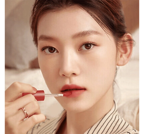 Kliknij na zdjęcie, aby je powiększyć HOLIKA HOLIKA BUTTER BLUR TINT FÜR LIPPEN 05 CHILLI 4G