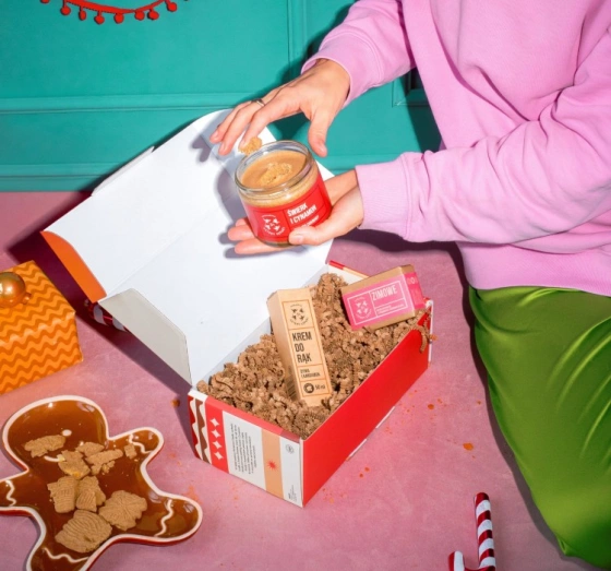 Mydlarnia Cztery Szpaki Geschenkset mit Naturkosmetik Gewürzkeks Zucker-Körperpeeling 250 ml + Handcreme 50 ml + Seife 110 g