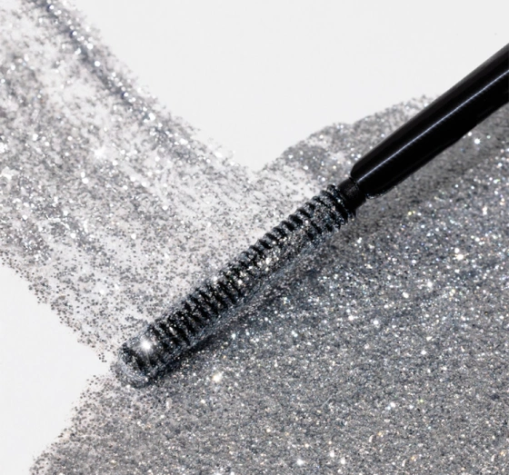 Kliknij na zdjęcie, aby je powiększyć Hean Dream Dust Glitzer-Topper-Wimperntusche mit silbernen Partikeln 13 ml