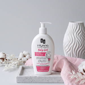 AA Intymna Baby Girl 0 % Intimhygiene-Emulsion ab dem 1. Lebensjahr, Spenderflasche 300 ml