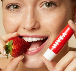 NIVEA Limited Edition pflegender Lippenstift Strawberry Shine 4,8 g