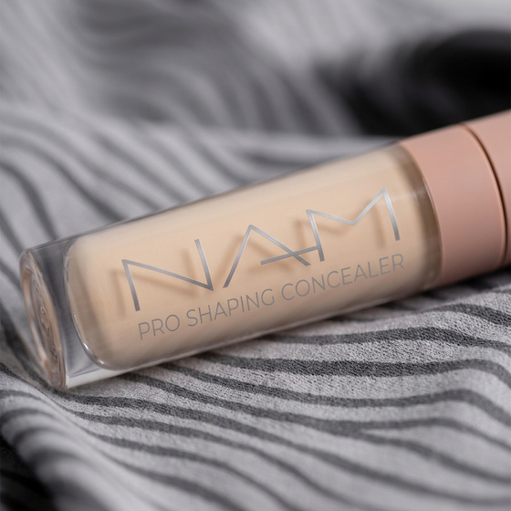 Kliknij na zdjęcie, aby je powiększyć NAM Pro Shaping Concealer – feuchtigkeitsspendender Gesichts-Concealer 07 Natural Nude 6 ml