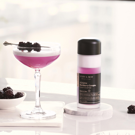Kliknij na zdjęcie, aby je powiększyć Mary&May; Vegan Blackberry Complex Cream Essence – cremige Gesichtspflege mit Brombeerextrakt, 140 ml