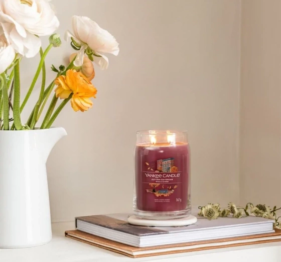Kliknij na zdjęcie, aby je powiększyć Yankee Candle Signature Große Duftkerze Autumn Daydream 567 g