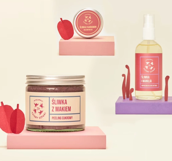 Mydlarnia Cztery Szpaki Geschenkset mit Naturkosmetik Süße Pflaume Zuckerpeeling 250 ml + Körperöl 100 ml + Lippenbalsam 15 ml