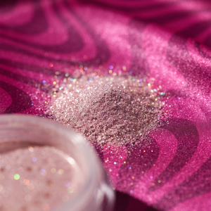 Lovely Rosy Ribbon Highlighter – loser Highlighter für Gesicht und Körper mit integriertem Döschen, 2 g