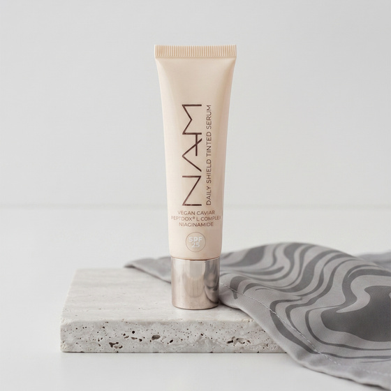 Kliknij na zdjęcie, aby je powiększyć NAM Daily Shield Tinted – getöntes Gesichtsserum mit LSF 25, 02, 25 g