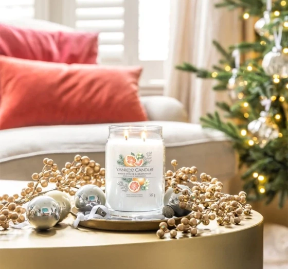 Kliknij na zdjęcie, aby je powiększyć Yankee Candle Signature Große Duftkerze White Spruce & Grapefruit 567 g