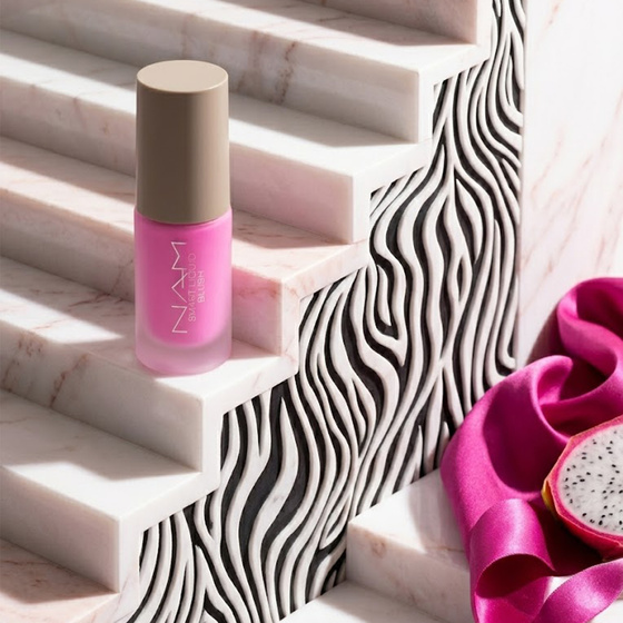 Kliknij na zdjęcie, aby je powiększyć NAM Smart Liquid Blush – flüssiges Rouge 03 Radiant Pink 19 ml