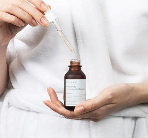 Mary&May; Niacinamide Chaenomeles Sinensis – aufhellendes Gesichtsserum mit Niacinamid, 30 ml
