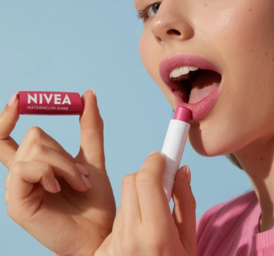 Kliknij na zdjęcie, aby je powiększyć NIVEA Pflegender Lippenstift Watermelon Shine 4,8 g