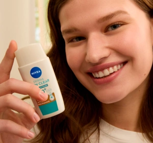 NIVEA Derma Skin Clear Leichtes Sonnenschutz-Fluid SPF 50+ 40 ml