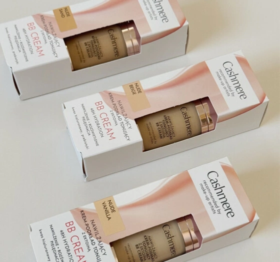 Kliknij na zdjęcie, aby je powiększyć Cashmere BB Cream Feuchtigkeitsspendende BB-Creme mit Ectoin Nude Beige 30ml